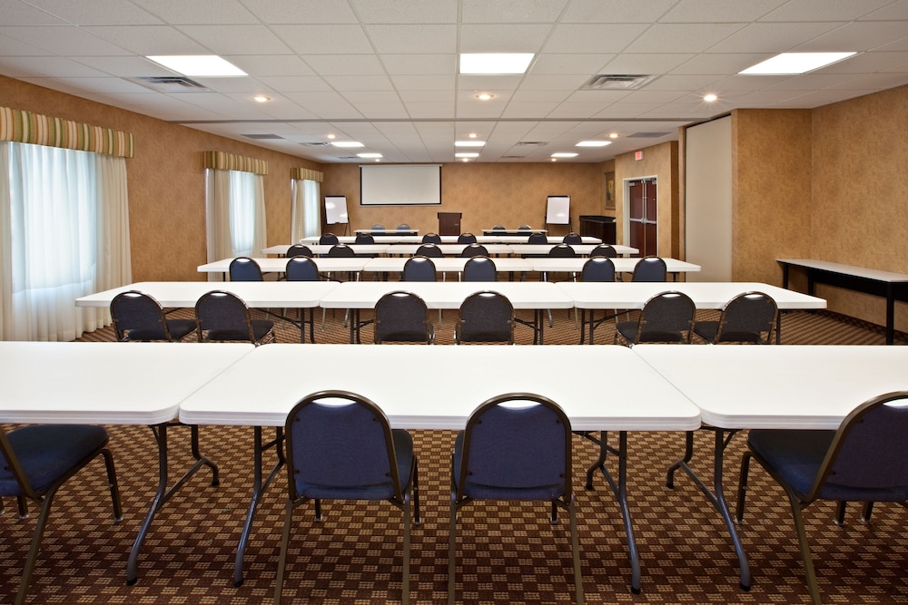 Holiday Inn Express Hotel Suites Frankfort 62/74