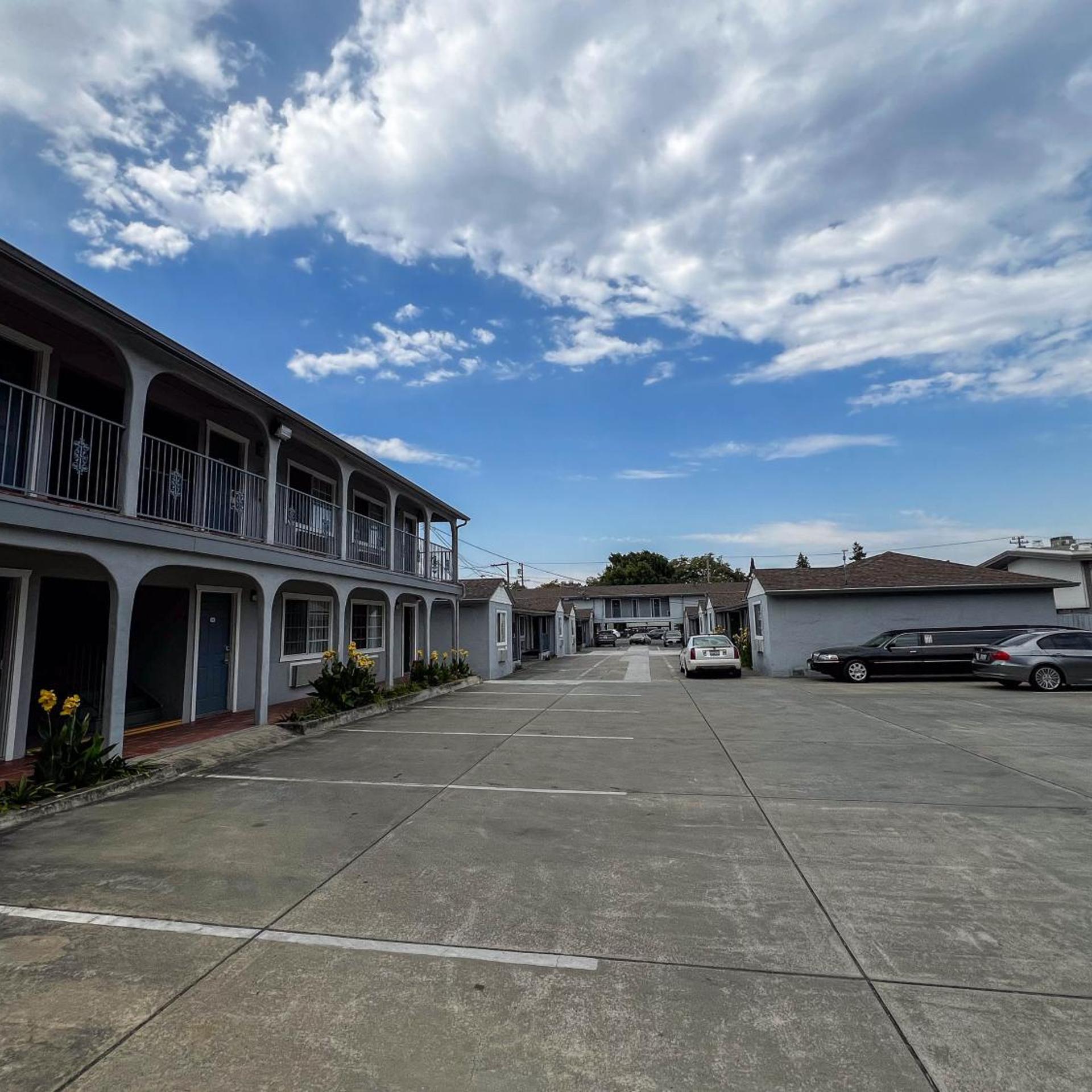 Deluxe Inn 20/25