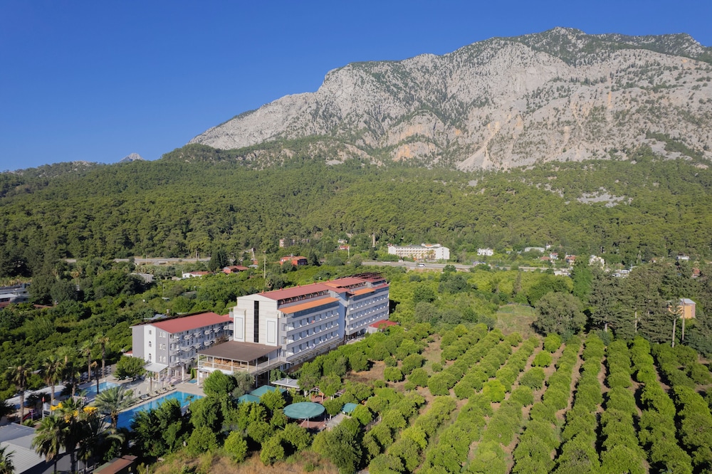 Grand Hotel Derin 38/50