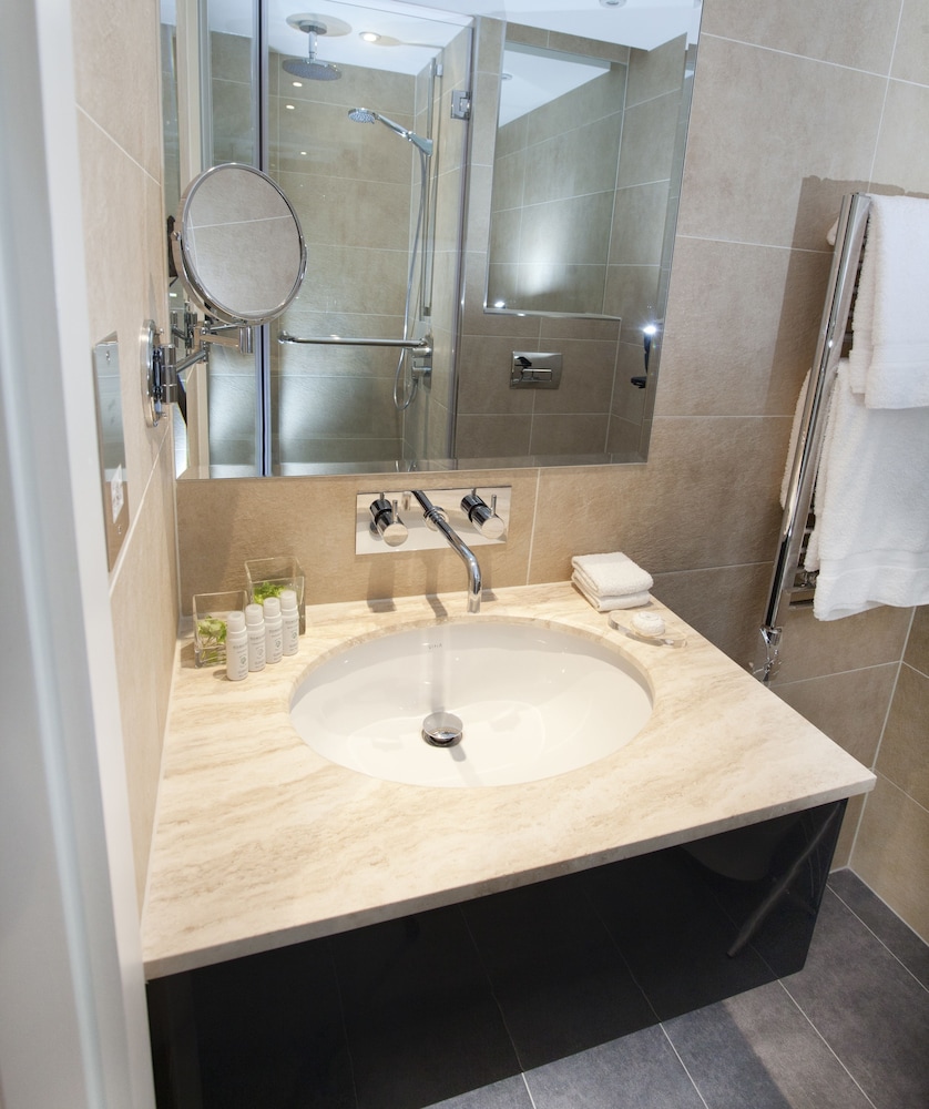 Dorsett Shepherds Bush 46/100