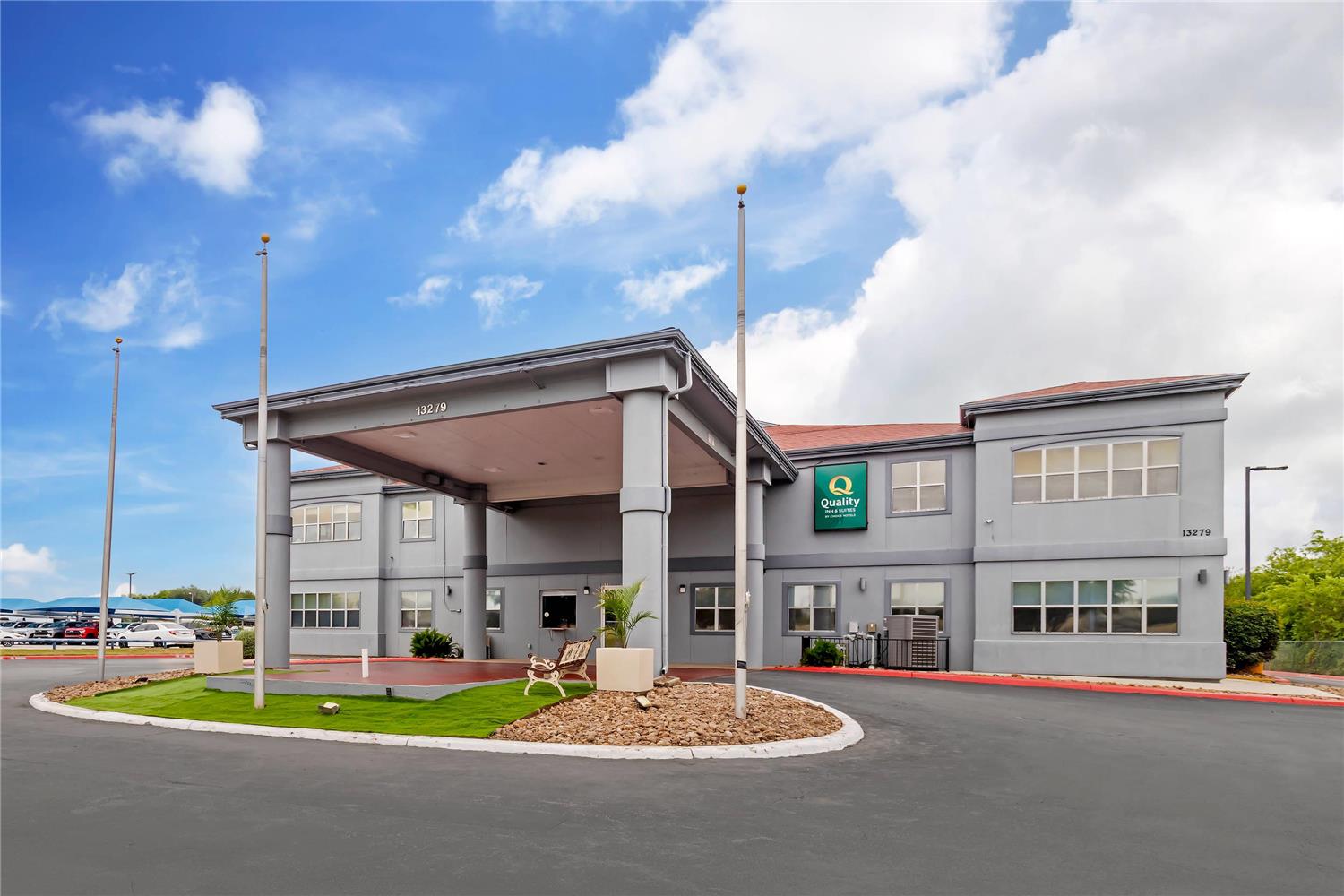Quality Inn & Suites Near Six Flags and Medical Center 7/8