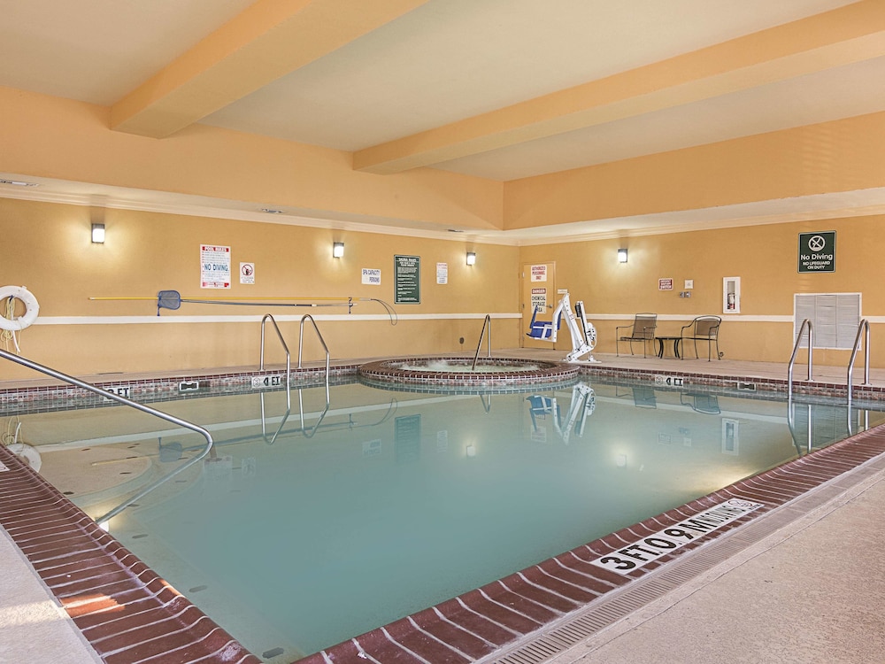 La Quinta Inn and Suites by Wyndham Mt. Pleasant 31/72