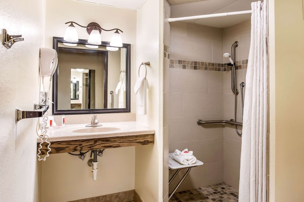 Econo Lodge Mayo Clinic Area 11/35