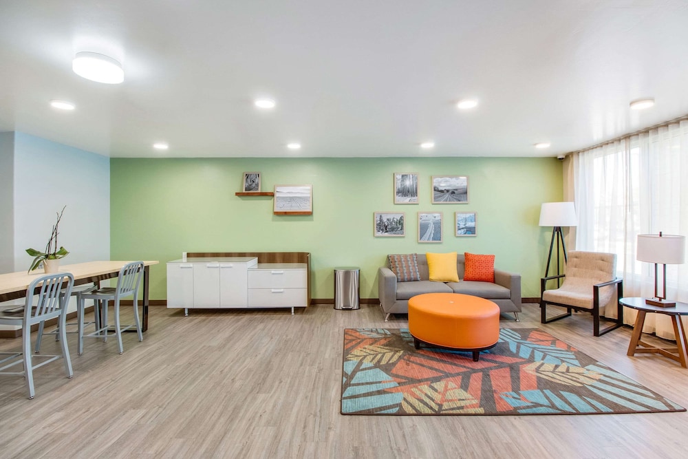WoodSpring Suites Bakersfield Airport 22/27