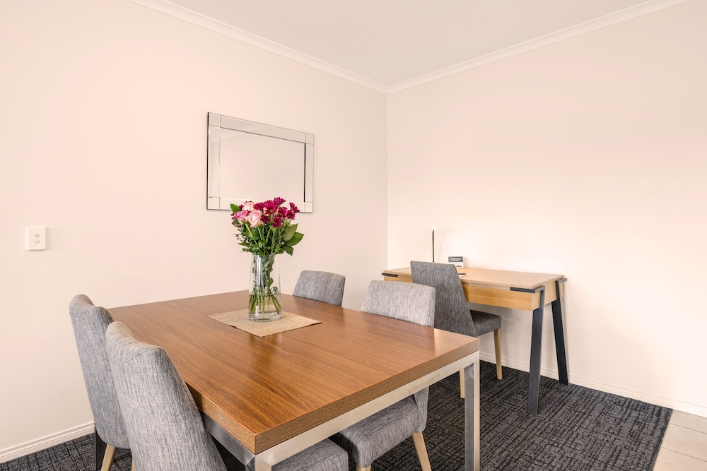 MainStay Suites Kew 9/60