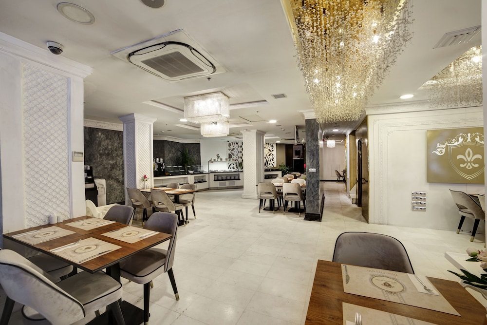 White Monarch Hotel 54/70