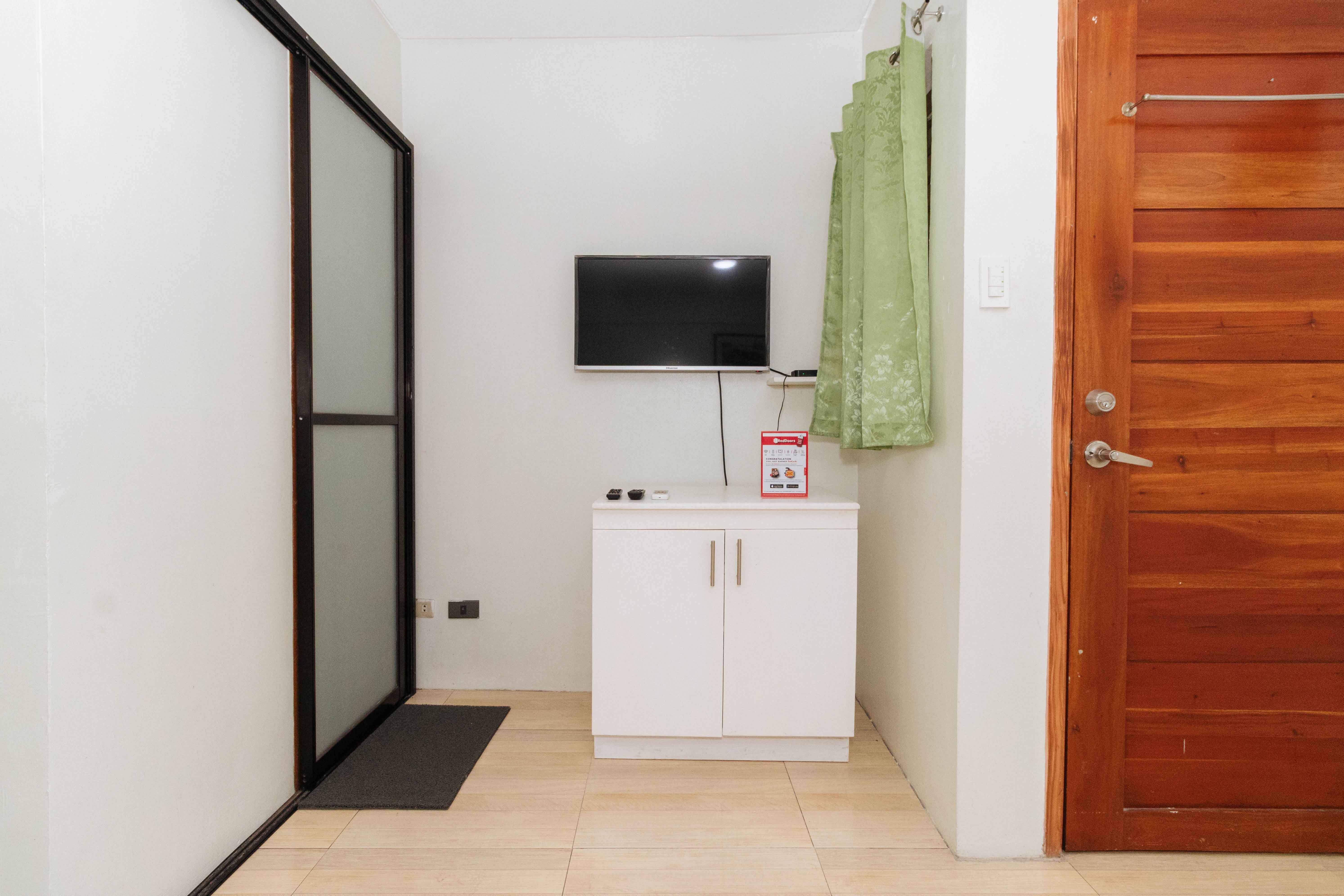 RedDoorz @ DBuilders Rooms Ph1 Taguig 3/28