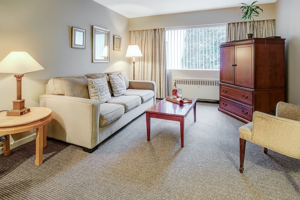 The Rosellen Suites At Stanley Park 41/74