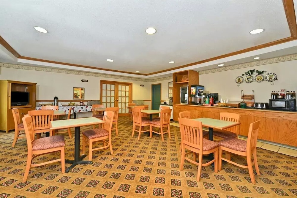 BlissPoint Inn and Suites Marion 36/47