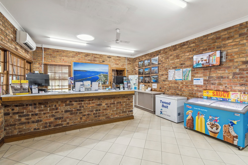 Coachhouse Marina Resort 6/50