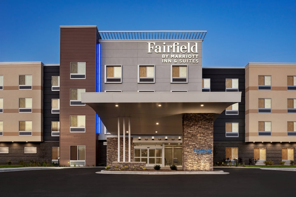 Fairfield Inn Suites Milwaukee West 1/38