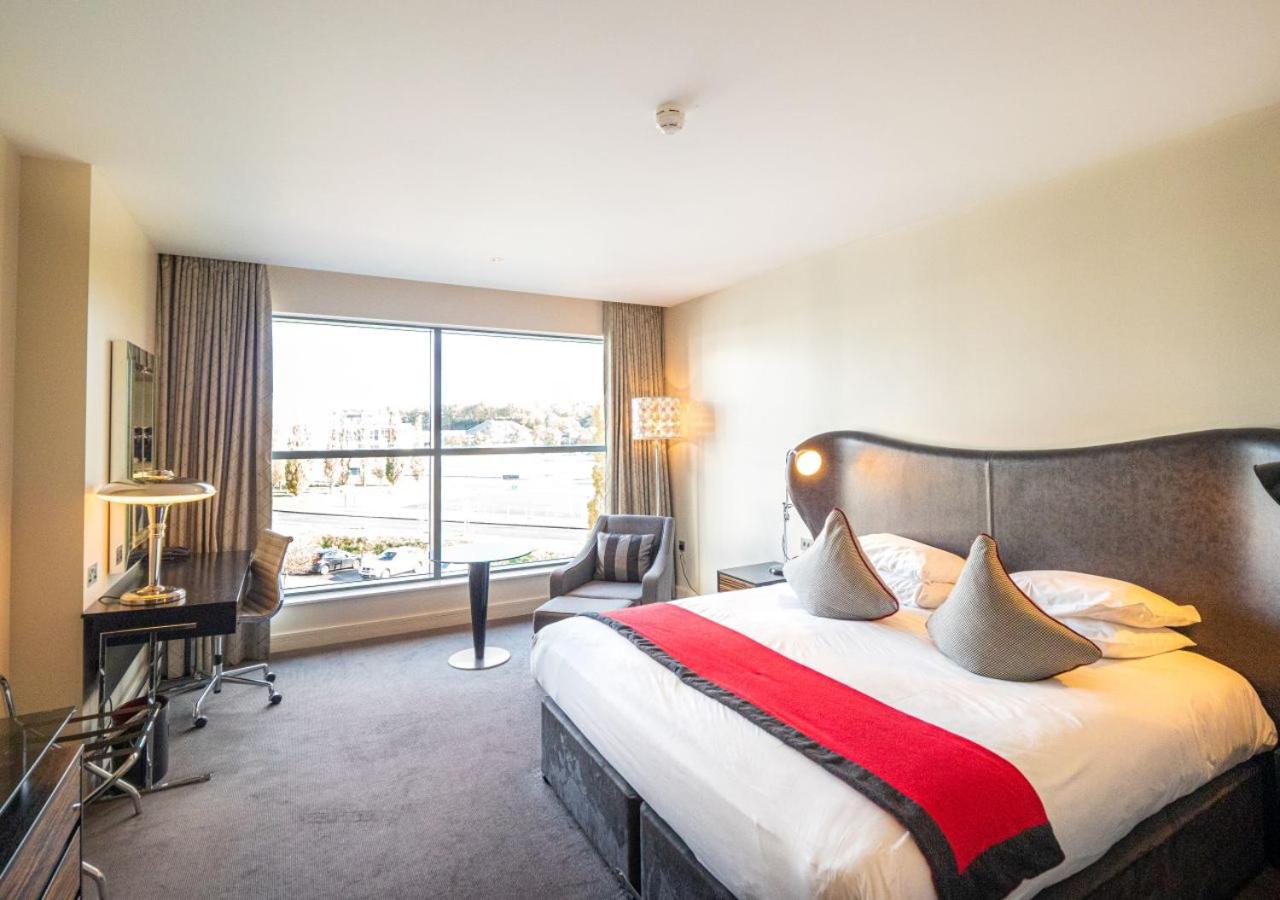 Deluxe, King Bed, Track View