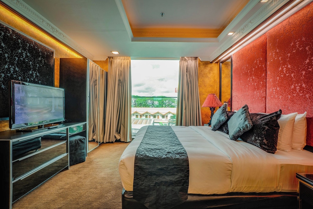 Fields Plaza Suites 23/65