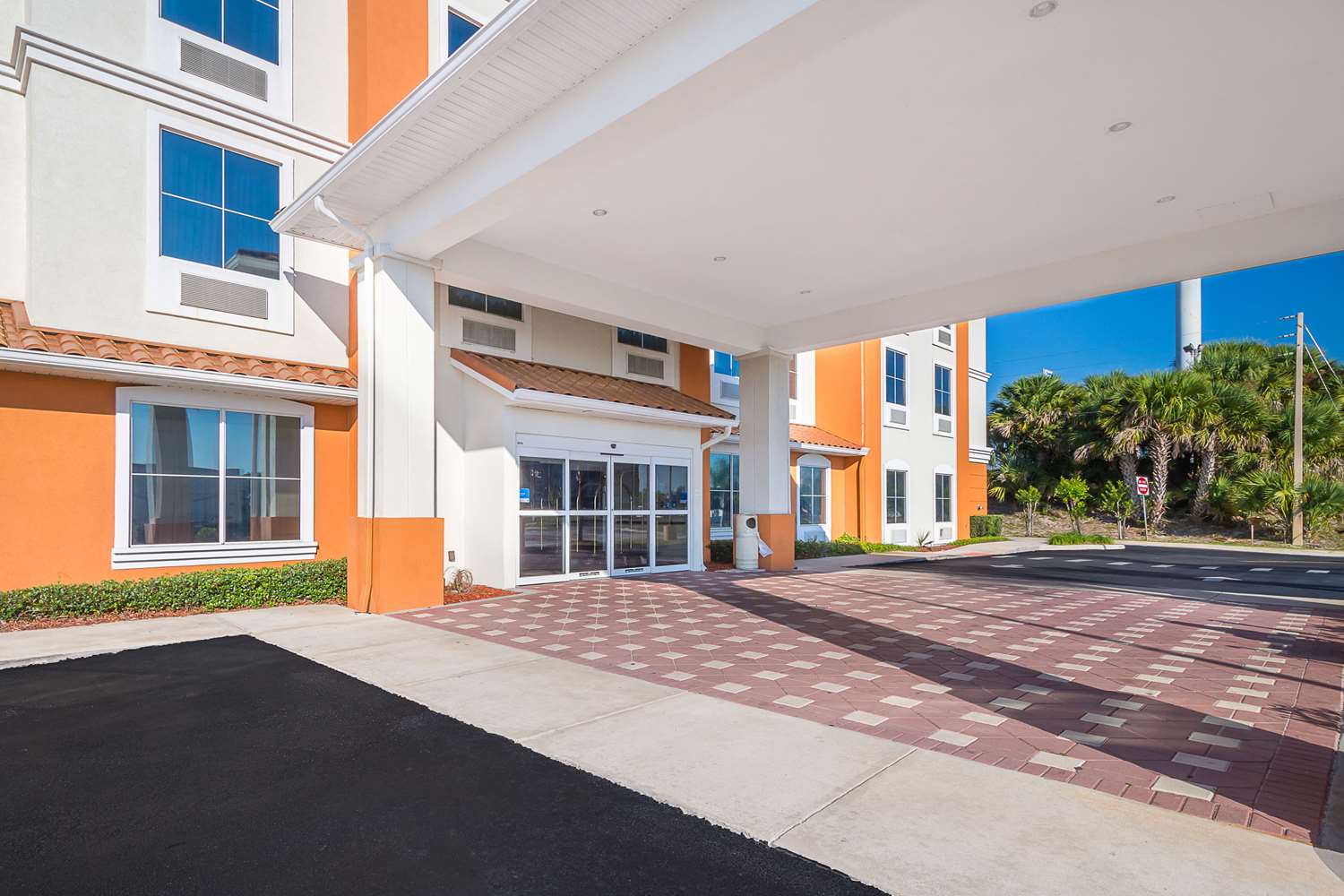 Comfort Inn & Suites Maingate South 16/19