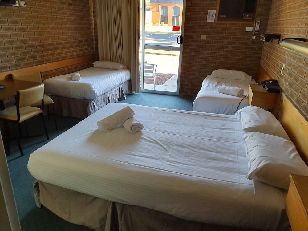 Corowa Golf Club Motel 8/32