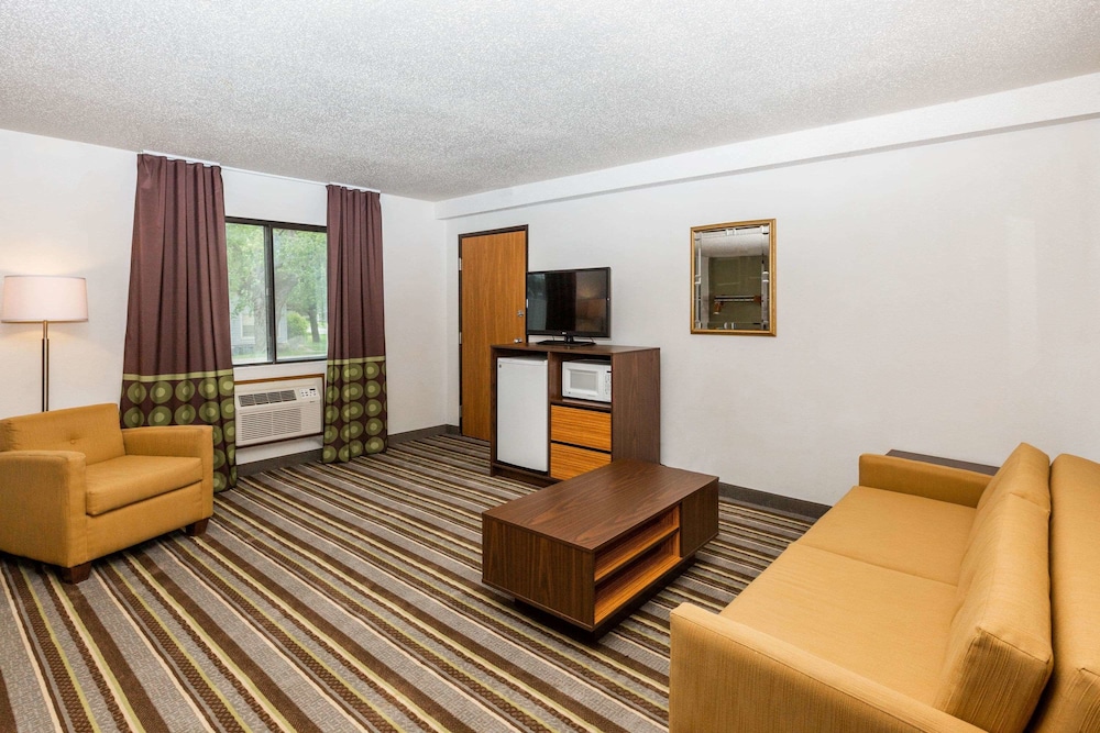 Super 8 By Wyndham Storm Lake 8/20