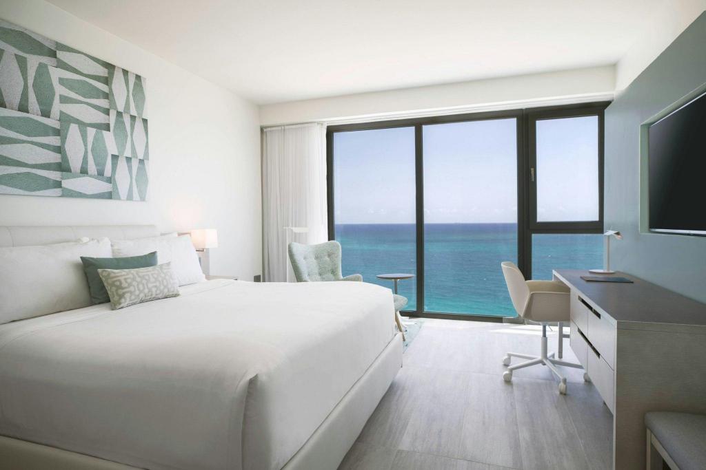 1 Bedroom, Renovated, Deluxe, Suite, King Bed, Partial Ocean View, Sofa, Balcony