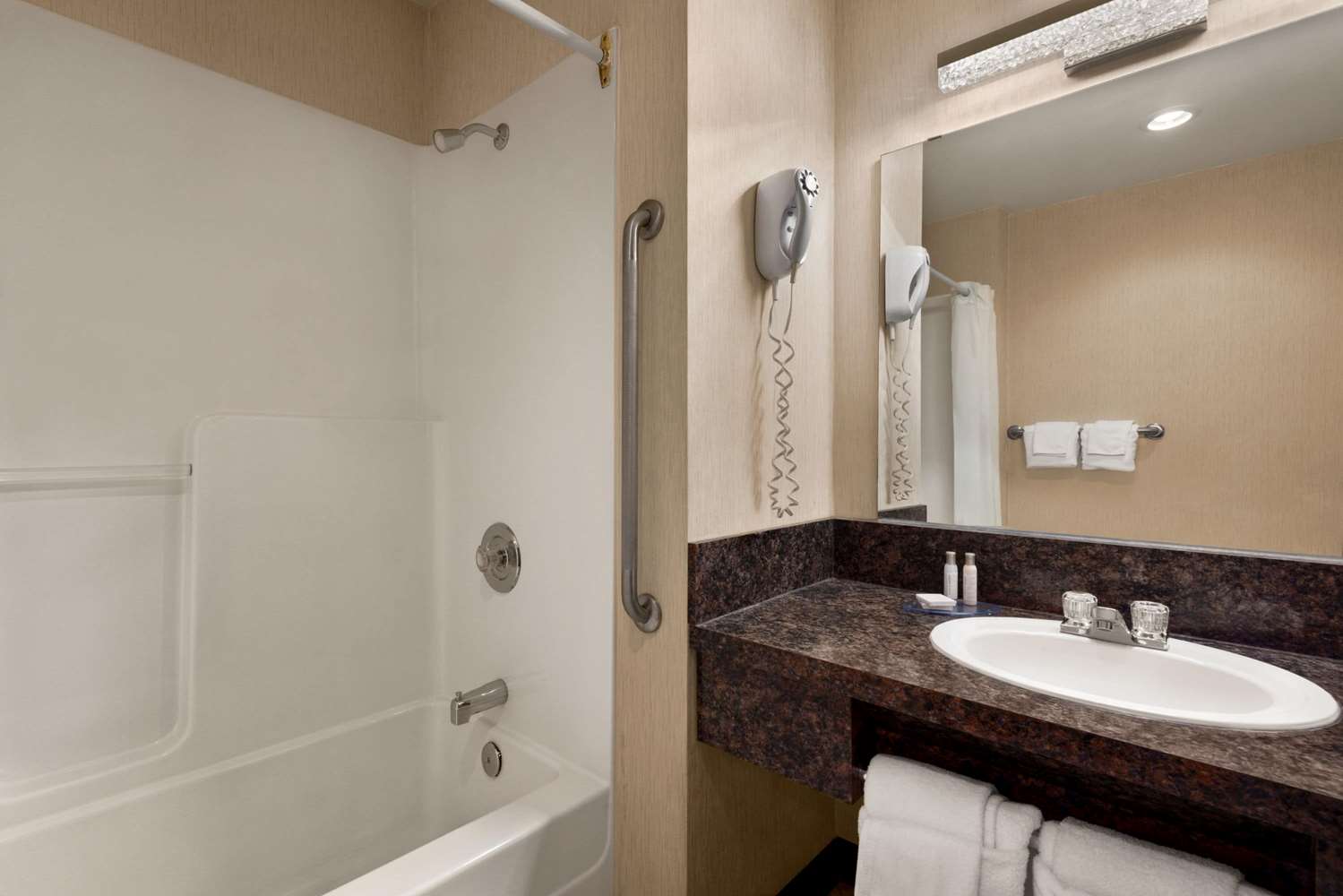 Travelodge By Wyndham Brandon 25/25