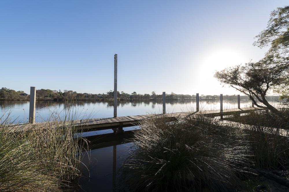 Swan River Hotel 50/56