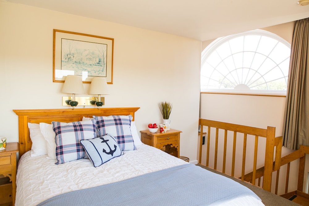 1 BEDROOM, TOWN HOUSE