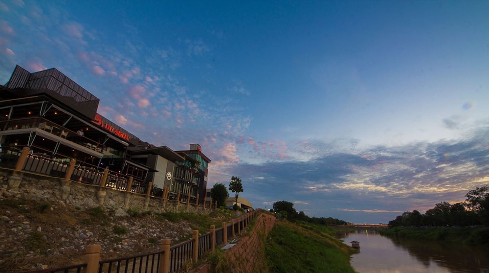 Dragon River Avenue Hotel 34/40
