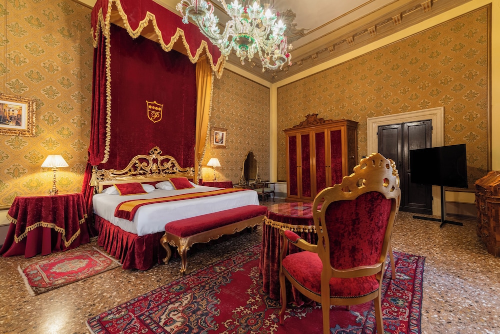 JUNIOR SUITE, KING BED, CANAL VIEW