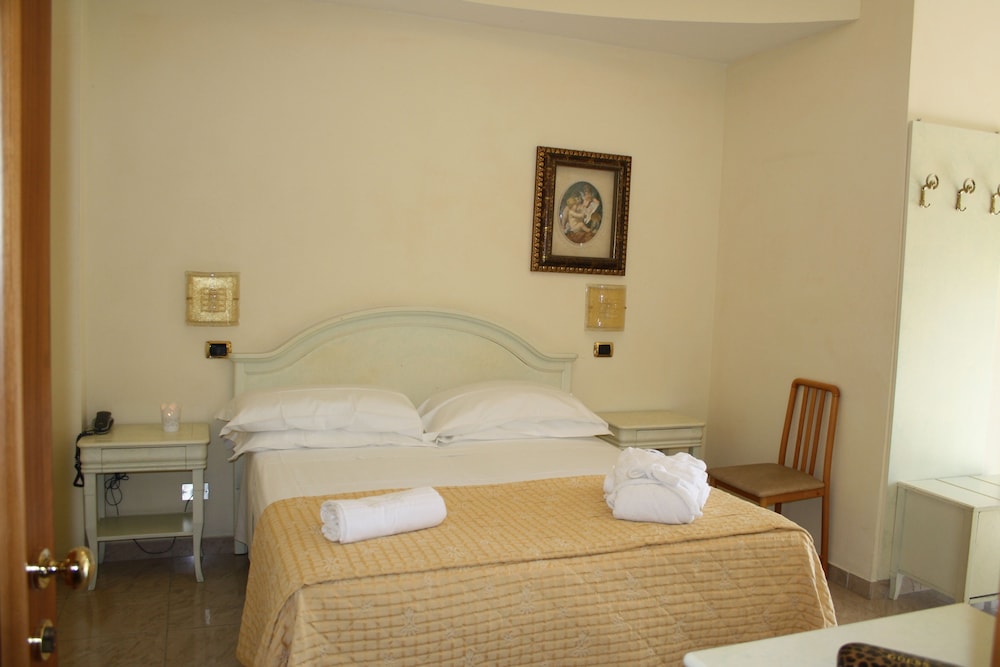 Gaston Hotel 16/45