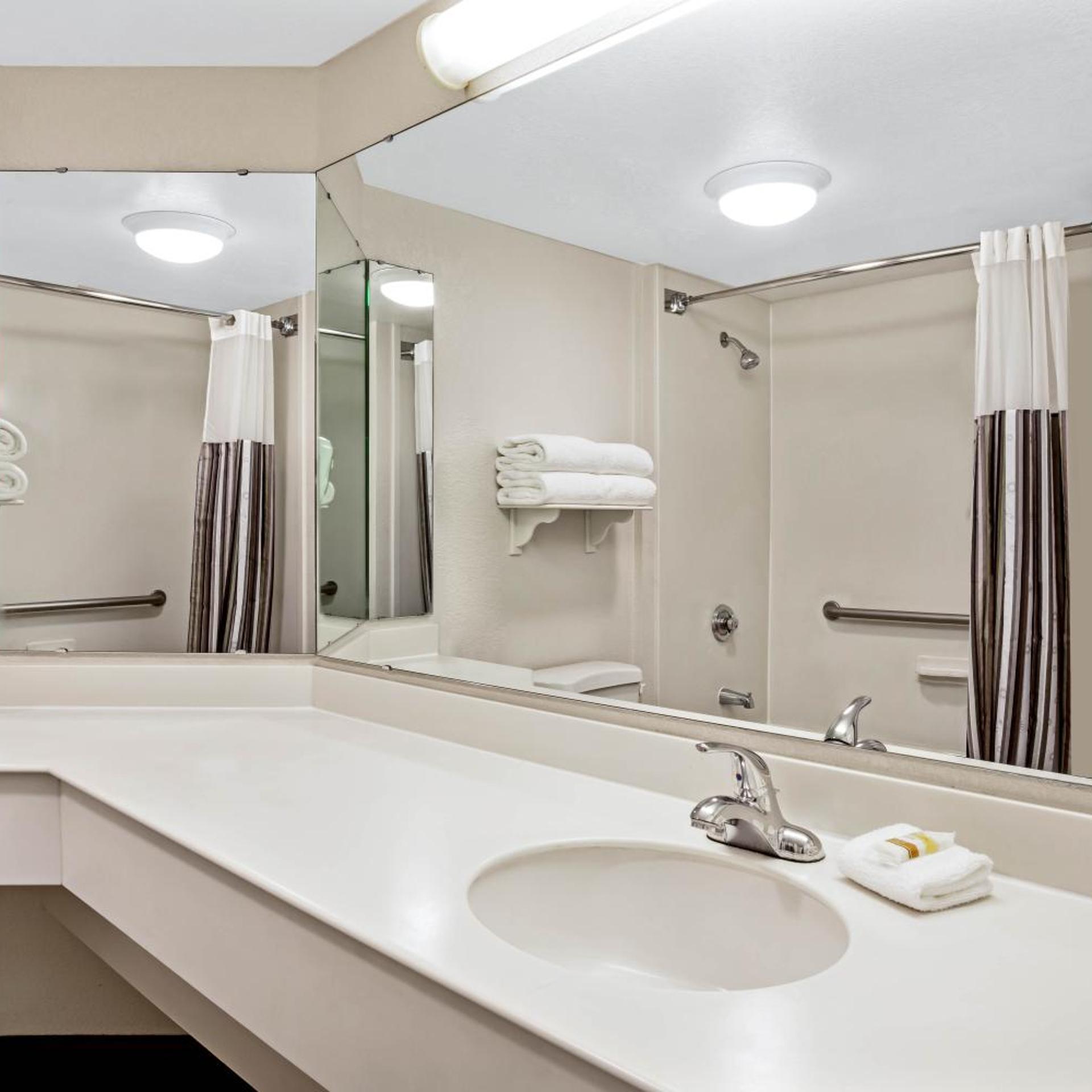 غرفة ديلوكس بسريرين مزدوجين، La Quinta Inn and Suites by Wyndham Greenville Haywood 4/4