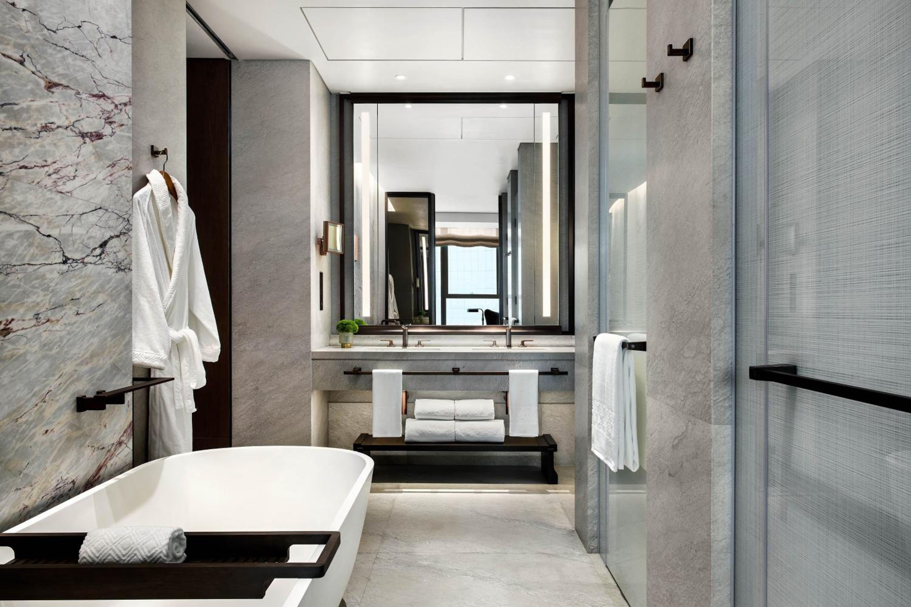 غرفة ديلوكس بسرير كينج بإطلالة على المدينة، The St. Regis Hong Kong 5/6