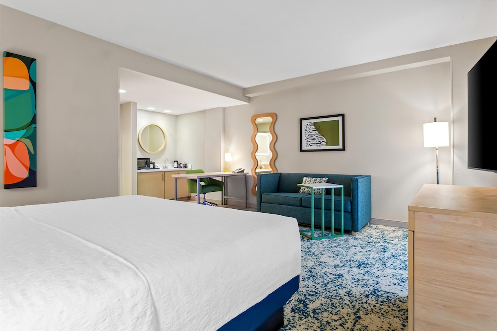 STUDIO, SUITE, KING BED, SOFA, BALCONY