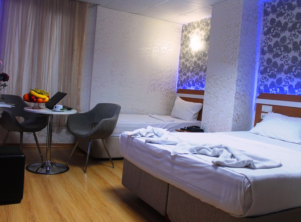 ROOM, QUADRUPLE
