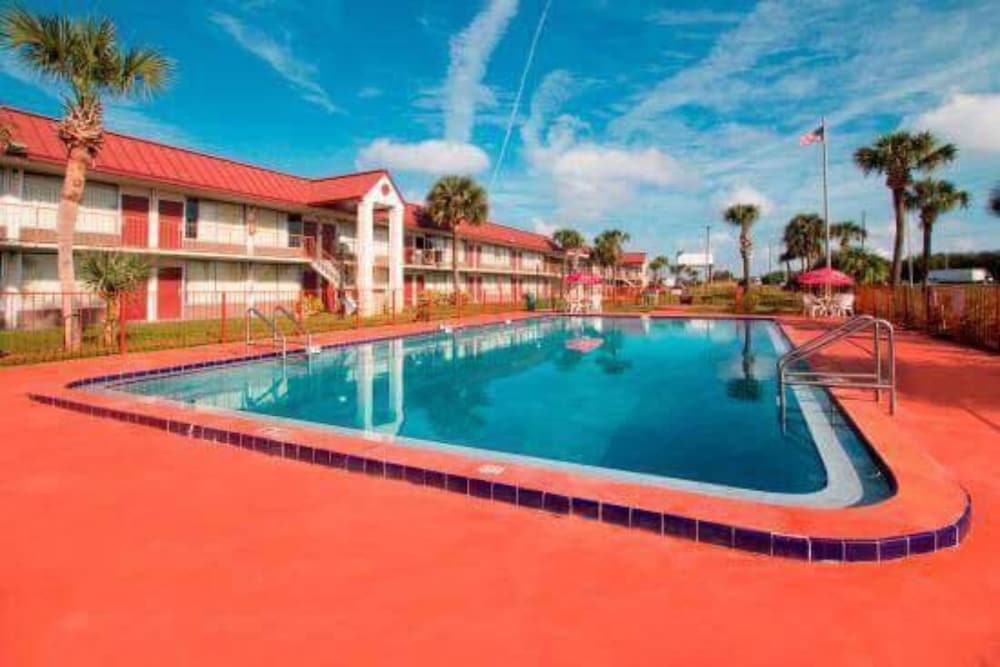 OYO Hotel Dundee By Crystal Lake 22/50