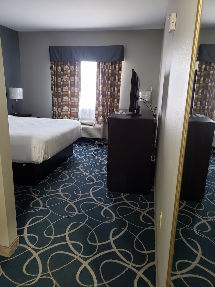 Days Inn Suites By Wyndham Cleburne Tx 25/42