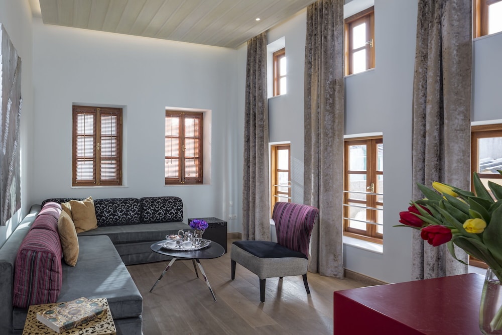 Casa Delfino Suites 61/93