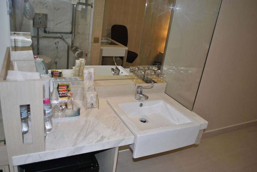 JAYLEEN CLARKE QUAY HOTEL 36/41