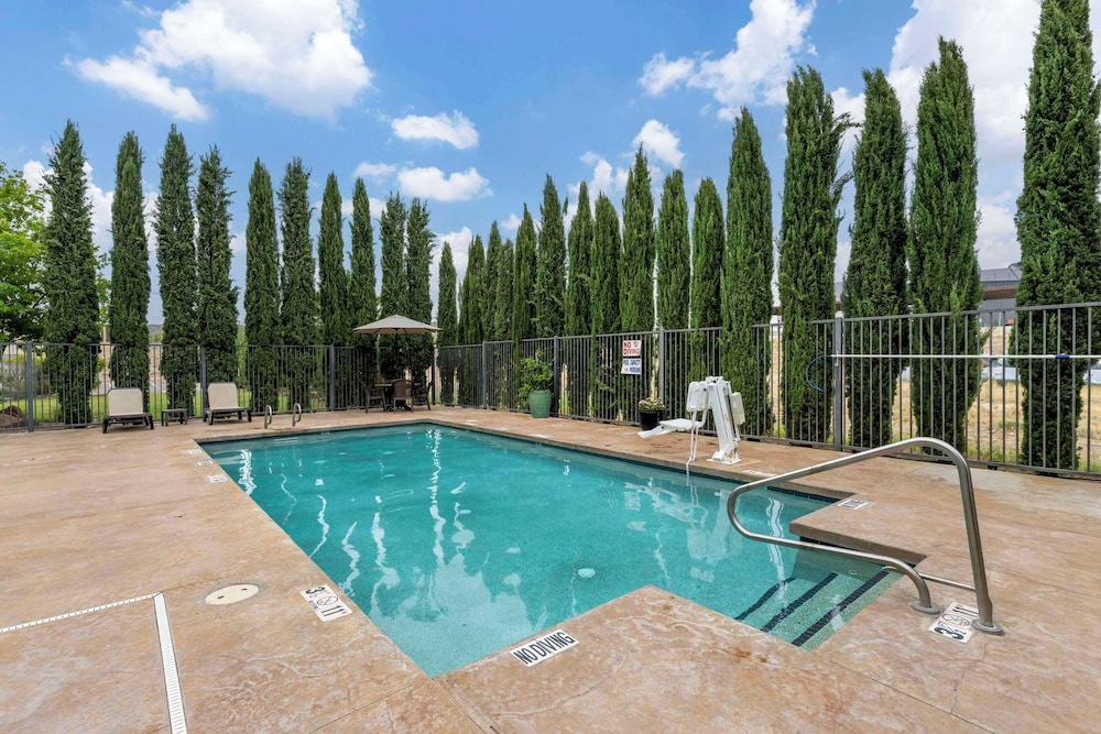 Comfort Suites Carlsbad 44/48