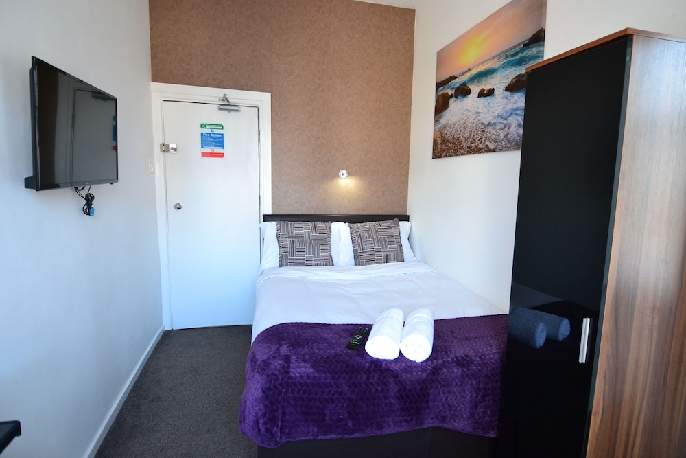 Hotel 33 12/50