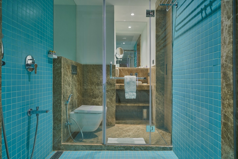 Blu Feather Hotel & Spa 68/69