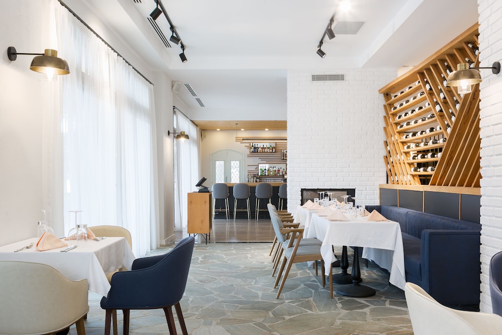 Gillham Vineyard Hotel 35/50