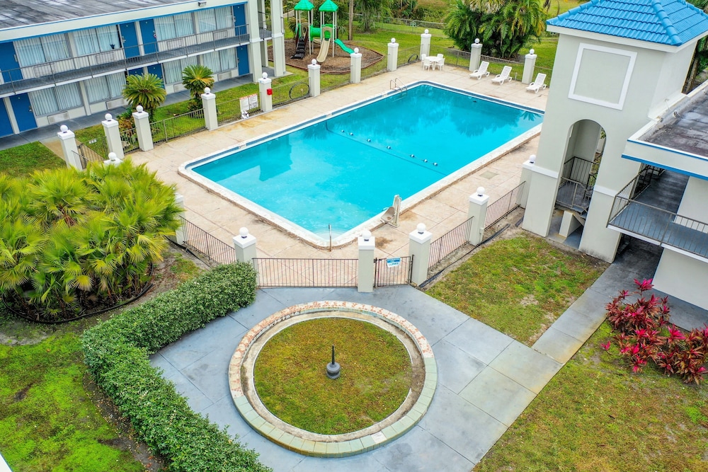 Stayable Suites Lakeland 7/66