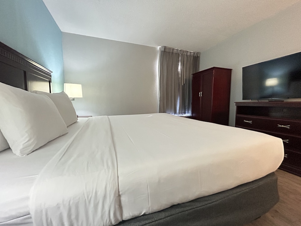 Clarion Inn and Suites Grand Rapids Airport 20/63