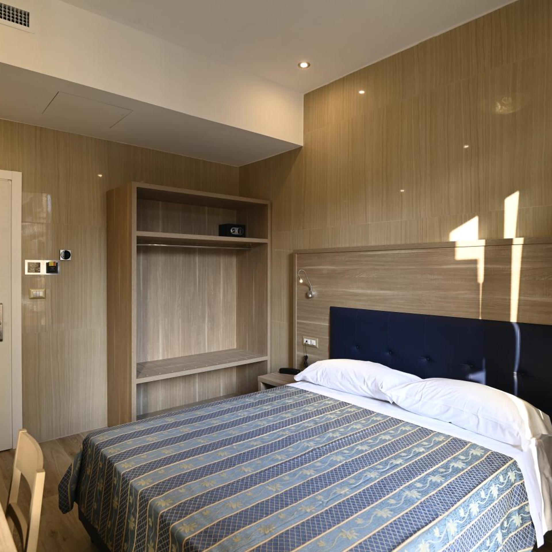 Hotel Midway 20/50