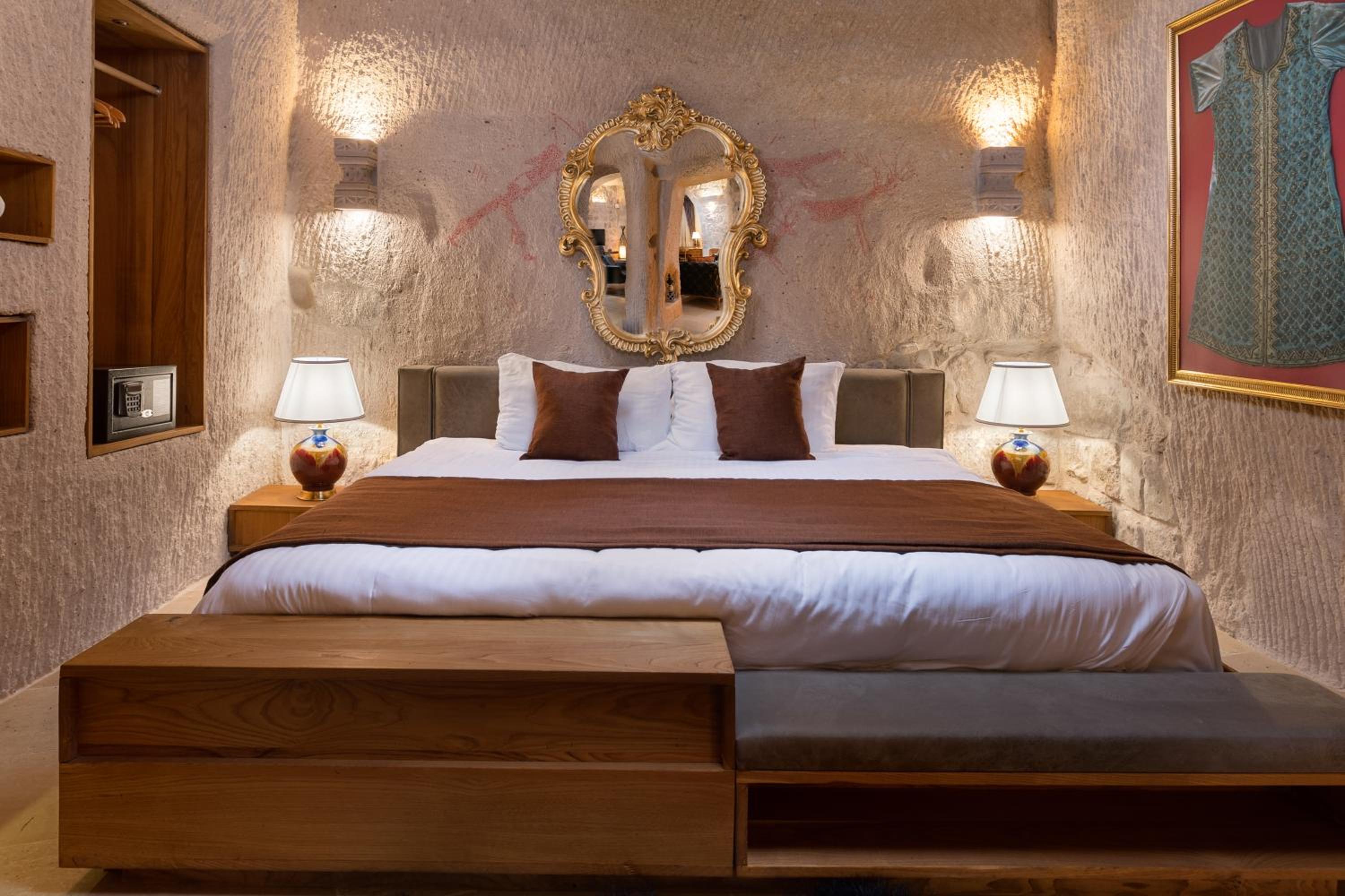 Cave, King Bed