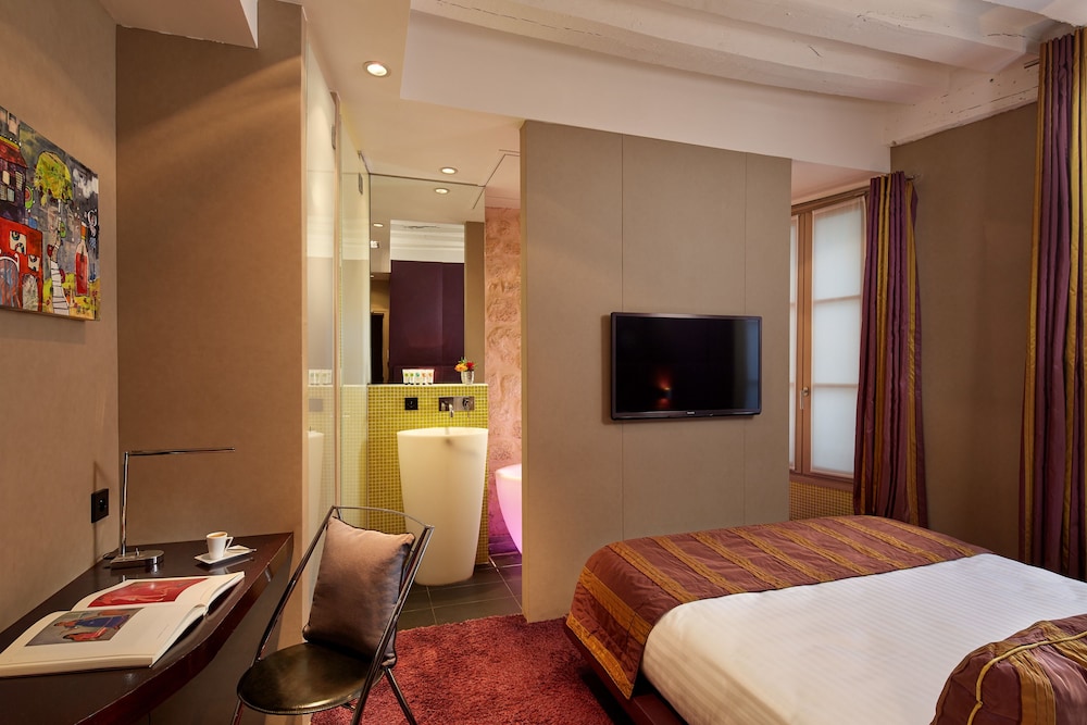 Hotel de Notre Dame Maitre Albert 9/65