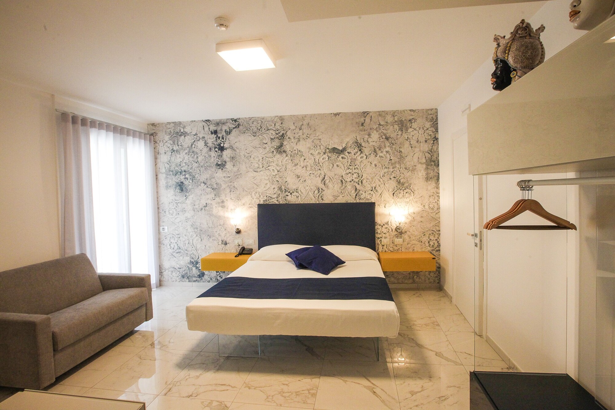 Comfort, Queen Bed, Sofa, Nautilus Hotel 2/3