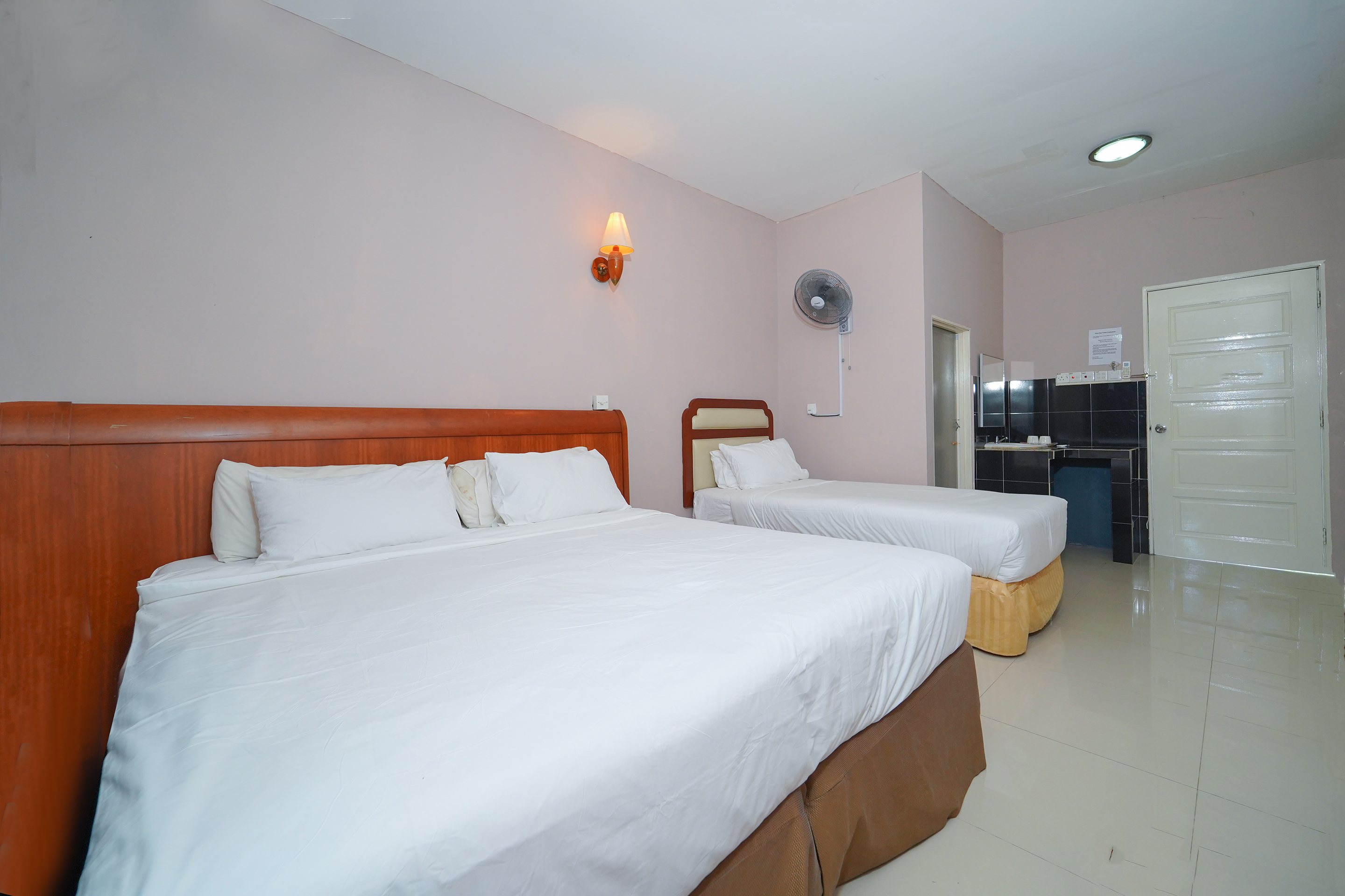 Mila Motel 2 26/31