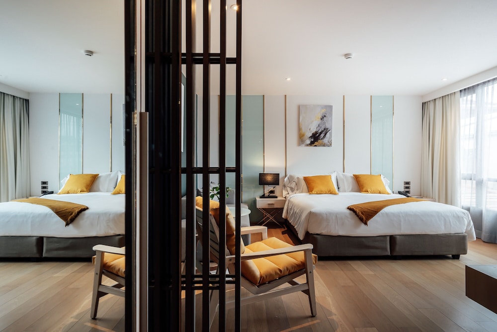 JUNIOR SUITE, STUDIO, KING BED, KITCHENETTE