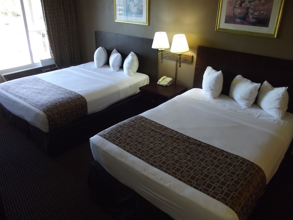STANDARD, 2 DOUBLE BEDS, SMOKING