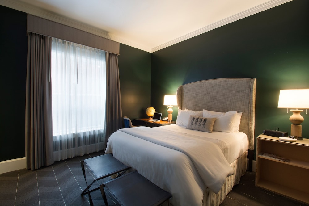 DELUXE, KING BED