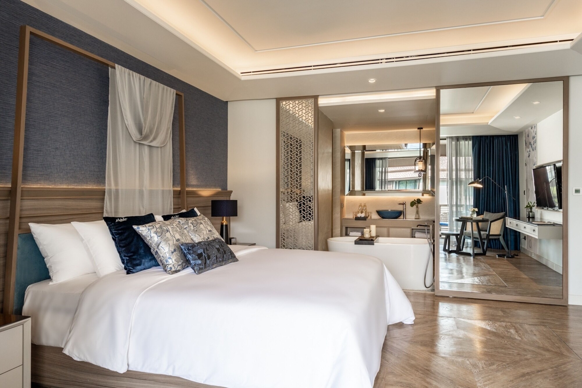 STANDARD, KING BED, BALCONY